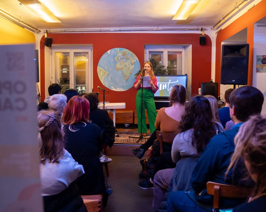 Lucy Braun performing at "Tinted Tales" © Manuela Scherkl